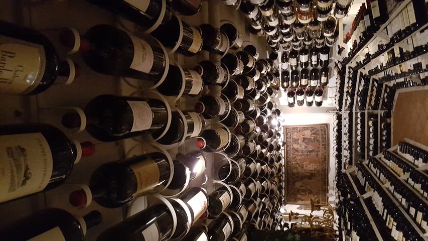 Im Keller der Hospiz Alm lagern 3500 besonders große und teure Flaschen Wein.