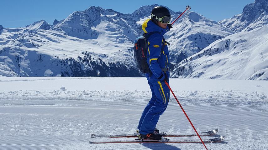 Skilehrer Martin erklärt das Bergpanorama.