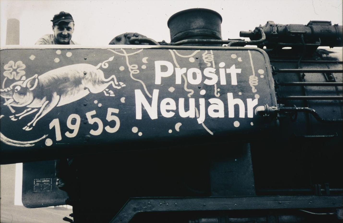 Weihnachts-, Neujahrs- und Pfingstgrüße statt Grafitti: Aufschriften auf den großen Dampfloks waren früher nichts unübliches, so wie hier im Treuchtlinger Bahnhof zu Neujahr 1955. Angeblich waren die bunten Windleitbleche sogar eine Treuchtlinger "Erfindung".