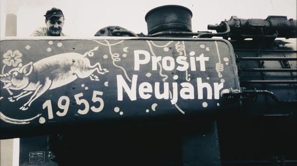 Weihnachts-, Neujahrs- und Pfingstgrüße statt Grafitti: Aufschriften auf den großen Dampfloks waren früher nichts unübliches, so wie hier im Treuchtlinger Bahnhof zu Neujahr 1955. Angeblich waren die bunten Windleitbleche sogar eine Treuchtlinger "Erfindung".