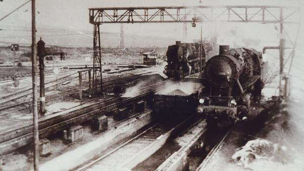 Zwei Dampfloks im Treuchtlinger Bahnbetriebswerk (Datum unbekannt).