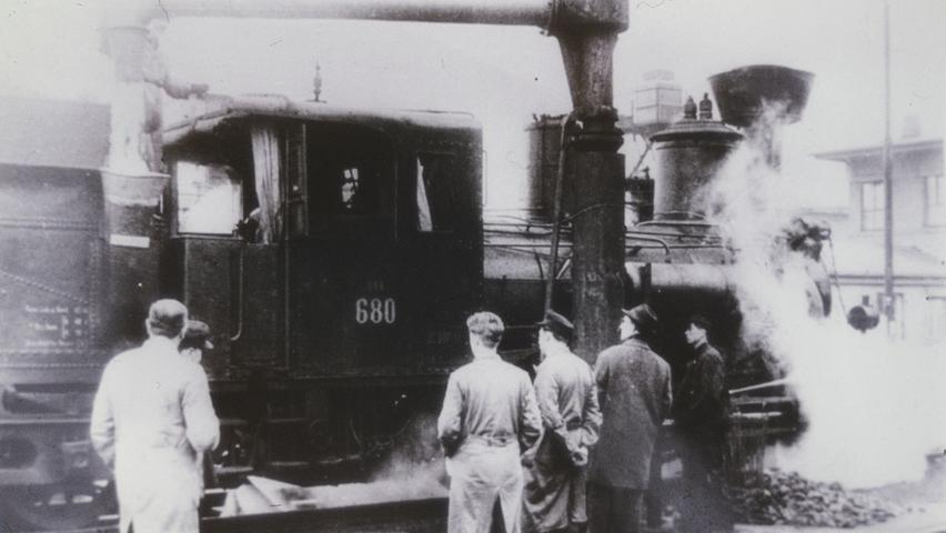 Eine Dampflok erhält im Treuchtlinger Bahnbetriebswerk neue Kohle und Wasser (Datum unbekannt).