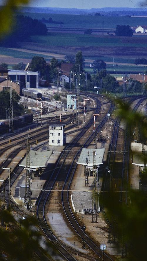 Der Treuchtlinger Bahnhof mit Bahnbetriebswerk (hinten links), davor dem für das Betriebswerk zuständigen Stellwerk (einem von insgesamt fünf) und in der Bildmitte der Befehlsstelle - vermutlich Anfang/Mitte der 1970er Jahre.