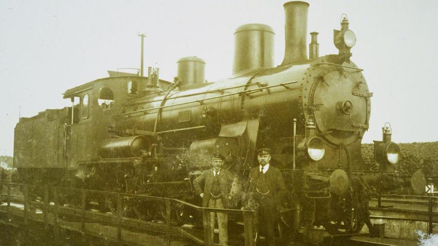 Eine Dampflok im Treuchtlinger Bahnhof, der Kleidung der beiden Männer nach zu urteilen um die Jahrhundertwende.
