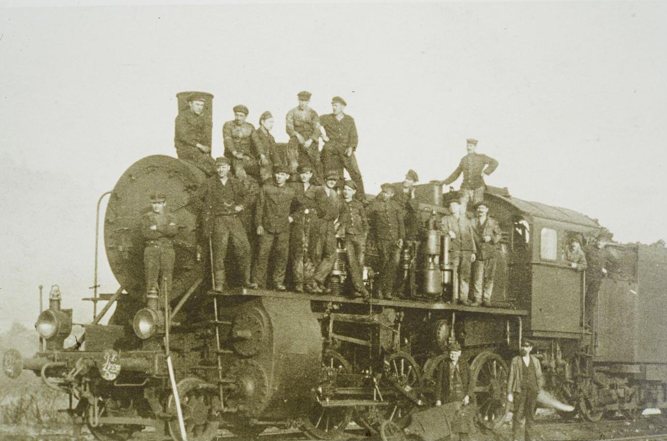 Eine Dampflok mit Mannschaft im Treuchtlinger Bahnhof, vermutlich um oder kurz nach der Jahrhundertwende.