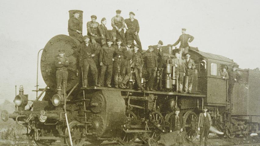 Eine Dampflok mit Mannschaft im Treuchtlinger Bahnhof, vermutlich um oder kurz nach der Jahrhundertwende.