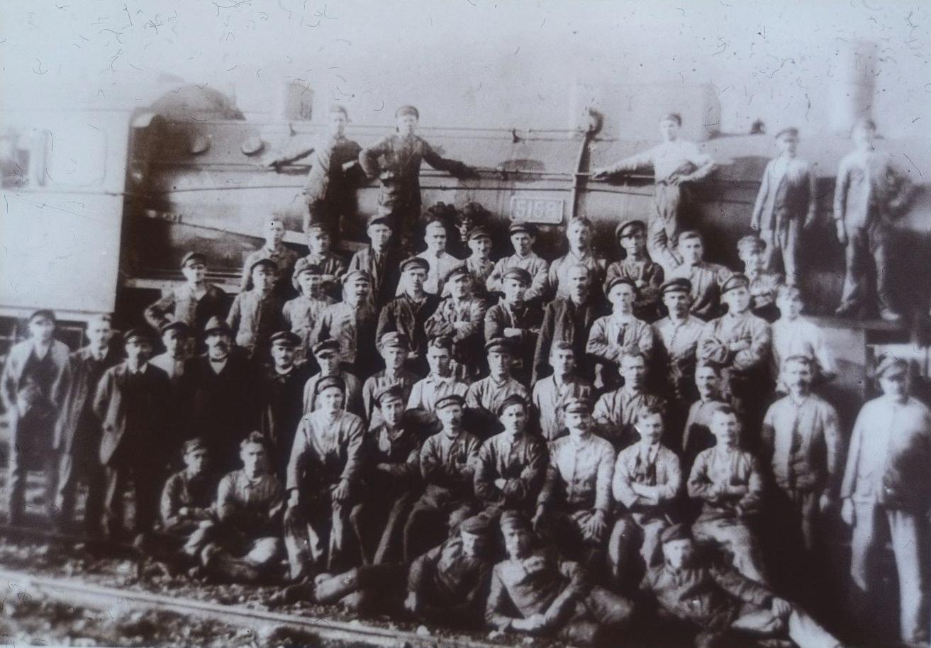 Eine Dampflok vom Typ 5158 mit Mannschaft im Treuchtlinger Bahnhof, vermutlich um oder kurz nach der Jahrhundertwende.