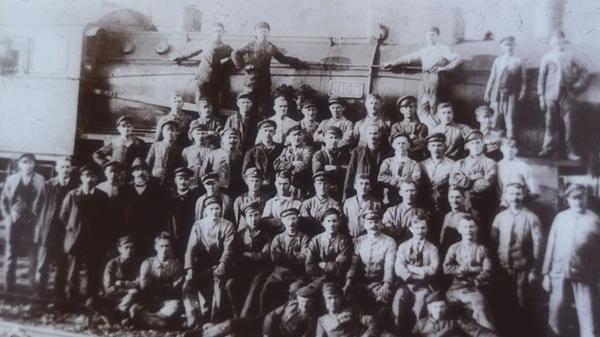 Eine Dampflok vom Typ 5158 mit Mannschaft im Treuchtlinger Bahnhof, vermutlich um oder kurz nach der Jahrhundertwende.