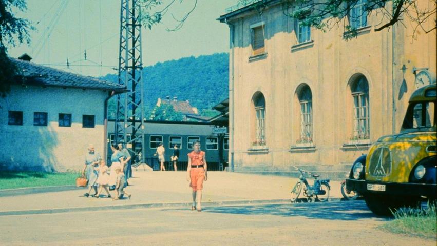 Fahrgäste verlassen den Treuchtlinger Bahnhof, vermutlich in den 1960er oder 1970er Jahren. Zu dieser Zeit war die Bahn noch der mit Abstand größte Arbeitgeber der Stadt. Mehr als 120 Reisezüge hielten damals täglich, Dutzende Tonnen Fracht wurden verladen.