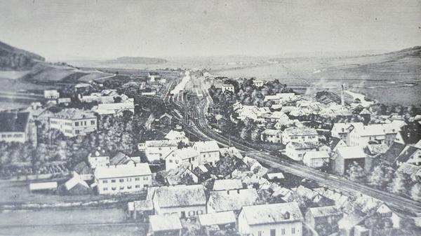 Der Treuchtlinger Bahnhof mit einem der drei beschrankten Bahnübergänge, die bis Ende des 19. Jahrhunderts mangels Unterführungen die durch die Gleise "geteilte" Stadt verbanden (vorne).