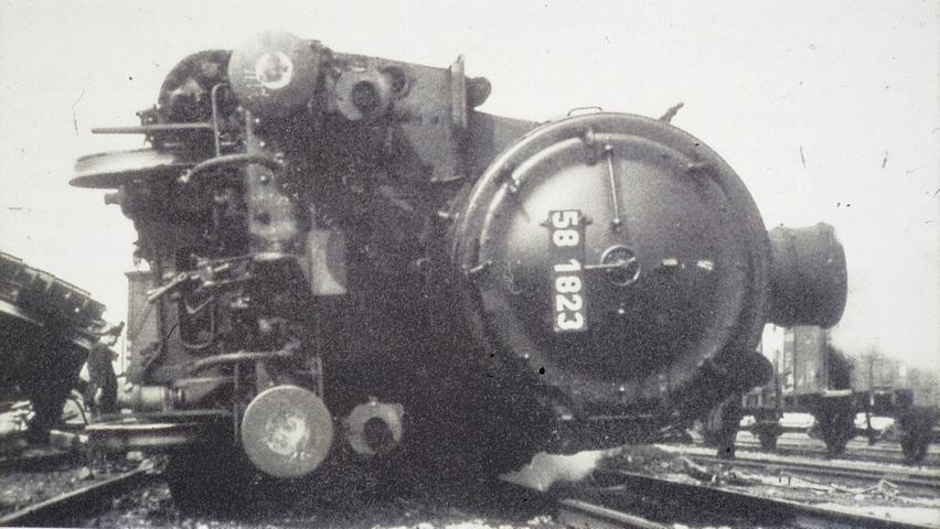 Eine umgekippte Dampf-Güterzuglokomotive vom Typ G12 (Lok 58 1823) im Treuchtlinger Bahnhof. Der Unfall passierte bei einer Flankenfahrt im Jahr 1939. Die G12 wurde zwischen 1917 und 1924 gebaut und 1953 ausgemustert (in der DDR erst 1976).