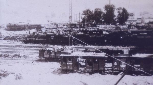 Zerbombte und ausgebrannte Züge gegen Ende des Zweiten Weltkriegs im Treuchtlinger Bahnhof - angesichts des Schnees vermutlich im Winter 1945.