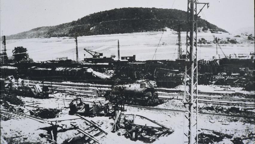 Massive Schäden gegen Ende des Zweiten Weltkriegs vor dem Treuchtlinger Bahnbetriebswerk bei Gstadt - vermutlich im Winter 1945 (im Hintergrund der Nagelberg).