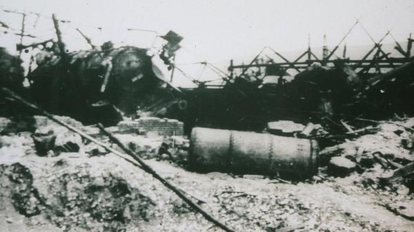 Zerbombte Bahnanlagen gegen Ende des Zweiten Weltkriegs im Treuchtlinger Bahnhof.