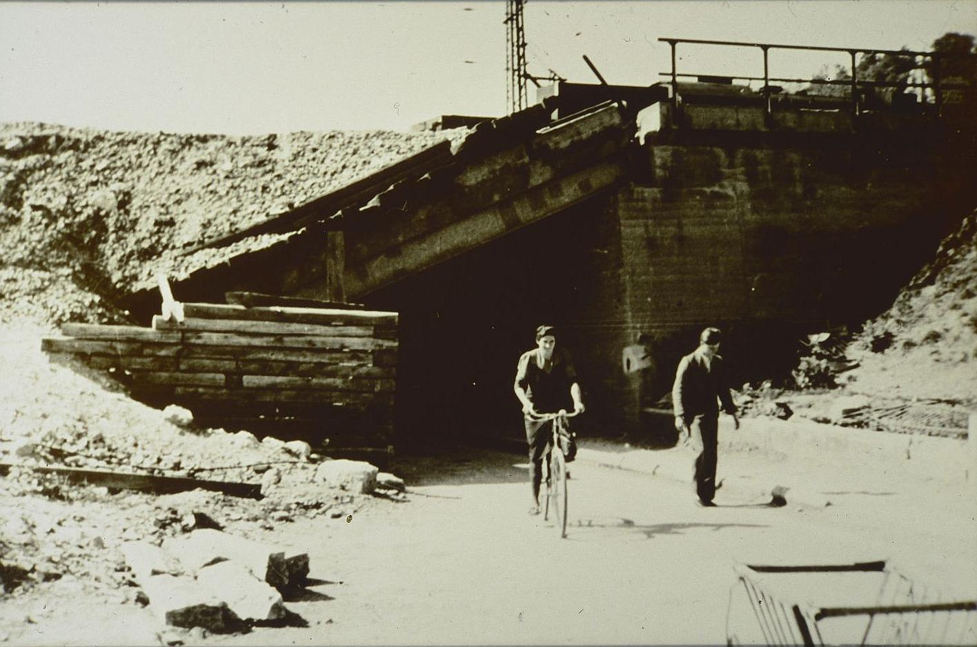 Eine der im Zweiten Weltkrieg nach Bombentreffern eingestürzten Treuchtlinger Bahnunterführungen. In einer davon kamen bei einem einzigen Angriff rund 300 Reisende ums Leben, die sich vor den Luftangriffen dorthin geflüchtet hatten.
