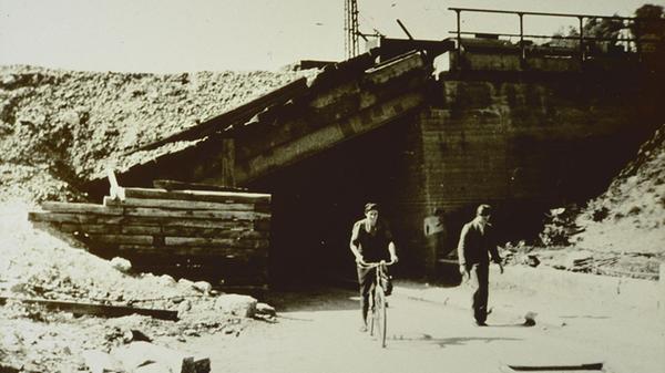 Eine der im Zweiten Weltkrieg nach Bombentreffern eingestürzten Treuchtlinger Bahnunterführungen. In einer davon kamen bei einem einzigen Angriff rund 300 Reisende ums Leben, die sich vor den Luftangriffen dorthin geflüchtet hatten.