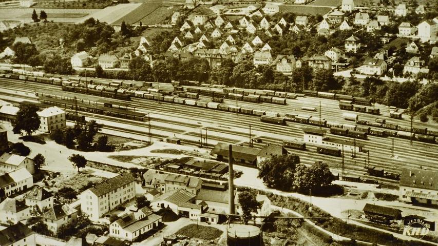 Der Treuchtlinger Bahnhof vor 1945 - erkennbar am Tank und Schornstein des alten Gaswerks am unteren Bildrand, die 1945 bei einem Luftangriff zerstört wurden (bis heute Gelände der Stadtwerke).