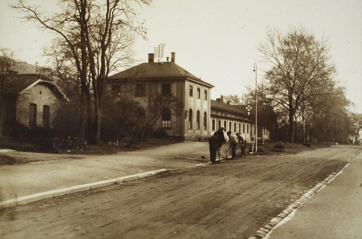 Der Bahnhof Treuchtlingen von der noch ungepflasterten Bahnhofstraße aus aufgenommen - vermutlich um die Jahrhundertwende.