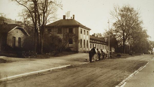 Der Bahnhof Treuchtlingen von der noch ungepflasterten Bahnhofstraße aus aufgenommen - vermutlich um die Jahrhundertwende.