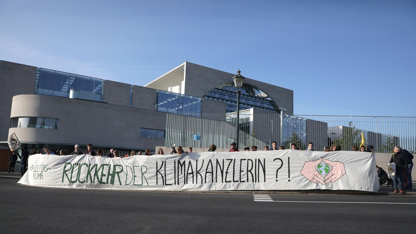 Vor dem Kanzleramt demonstrieren Klima-Aktivisten: Bis Freitagmittag soll feststehen, wie es weitergeht im deutschen Klimaschutz.