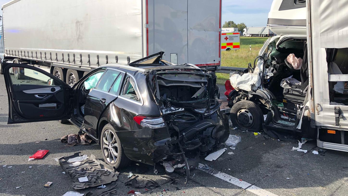 Der Fahrer eines Kleintransporters übersah offenbar das Ende eines Staus und fuhr ungebremst auf einen vorwegfahrenden Mercedes auf.