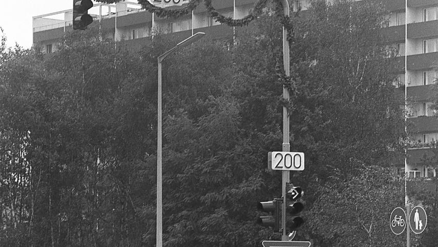 Die 200. Signalanlage in der Stadt ist in Betrieb! Tannengrün rankte sich um die Ampeln, ein Aufgebot Verkehrspolizisten überwachte die allgemeine Sicherheit, ganz so wie es die Ampel in Zukunft mit den Verkehrsteilnehmern machen wird. Hier geht es zum Artikel vom 22. September 1969: 200. Signalanlage in Betrieb