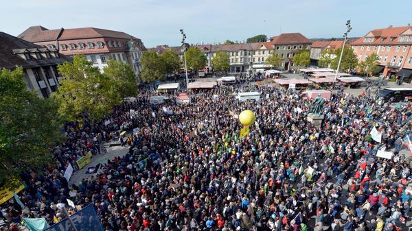 Auch in Erlangen wird für das Klima gestreikt. Zu Tausenden trafen sich Schüler und Bürger auf dem Schlossplatz, um mit Fridday for Future für das Klima zu streiken und zu demonstrieren. Nach der Auftaktkundgebung auf dem Schlossplatz wand sich der Demozug durch die Stadt. Der Zug der Demonstranten war die zahlenmäßig größte Demonstation seit Jahrzehnten, wenn nicht gar die größte in Erlangen bisher.