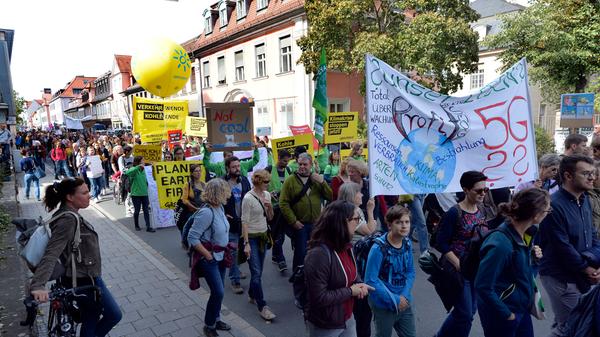 Auch in Erlangen wird für das Klima gestreikt. Zu Tausenden trafen sich Schüler und Bürger auf dem Schlossplatz, um mit Fridday for Future für das Klima zu streiken und zu demonstrieren. Nach der Auftaktkundgebung auf dem Schlossplatz wand sich der Demozug durch die Stadt. Der Zug der Demonstranten war die zahlenmäßig größte Demonstation seit Jahrzehnten, wenn nicht gar die größte in Erlangen bisher.