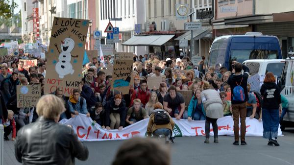 Auch in Erlangen wird für das Klima gestreikt. Zu Tausenden trafen sich Schüler und Bürger auf dem Schlossplatz, um mit Fridday for Future für das Klima zu streiken und zu demonstrieren. Nach der Auftaktkundgebung auf dem Schlossplatz wand sich der Demozug durch die Stadt. Der Zug der Demonstranten war die zahlenmäßig größte Demonstation seit Jahrzehnten, wenn nicht gar die größte in Erlangen bisher.