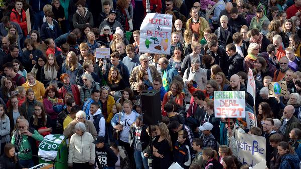 Auch in Erlangen wird für das Klima gestreikt. Zu Tausenden trafen sich Schüler und Bürger auf dem Schlossplatz, um mit Fridday for Future für das Klima zu streiken und zu demonstrieren. Nach der Auftaktkundgebung auf dem Schlossplatz wand sich der Demozug durch die Stadt. Der Zug der Demonstranten war die zahlenmäßig größte Demonstation seit Jahrzehnten, wenn nicht gar die größte in Erlangen bisher.