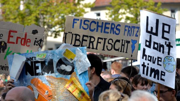 Auch in Erlangen wird für das Klima gestreikt. Zu Tausenden trafen sich Schüler und Bürger auf dem Schlossplatz, um mit Fridday for Future für das Klima zu streiken und zu demonstrieren. Nach der Auftaktkundgebung auf dem Schlossplatz wand sich der Demozug durch die Stadt. Der Zug der Demonstranten war die zahlenmäßig größte Demonstation seit Jahrzehnten, wenn nicht gar die größte in Erlangen bisher.