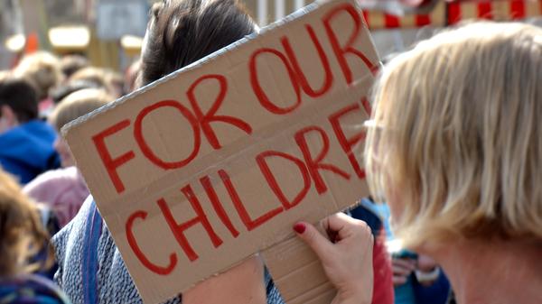 Auch in Erlangen wird für das Klima gestreikt. Zu Tausenden trafen sich Schüler und Bürger auf dem Schlossplatz, um mit Fridday for Future für das Klima zu streiken und zu demonstrieren. Nach der Auftaktkundgebung auf dem Schlossplatz wand sich der Demozug durch die Stadt. Der Zug der Demonstranten war die zahlenmäßig größte Demonstation seit Jahrzehnten, wenn nicht gar die größte in Erlangen bisher.