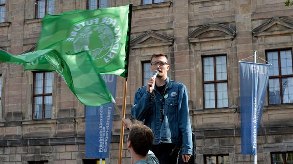 Auch in Erlangen wird für das Klima gestreikt. Zu Tausenden trafen sich Schüler und Bürger auf dem Schlossplatz, um mit Fridday for Future für das Klima zu streiken und zu demonstrieren. Nach der Auftaktkundgebung auf dem Schlossplatz wand sich der Demozug durch die Stadt. Der Zug der Demonstranten war die zahlenmäßig größte Demonstation seit Jahrzehnten, wenn nicht gar die größte in Erlangen bisher.