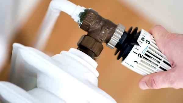 Der Einbau neuer Ölheizungen soll bereits ab dem Jahr 2026 verboten werden. Wer seine alte Ölheizung gegen ein klimafreundlicheres Modell auswechselt, soll mit bis zu 40 Prozent der Kosten gefördert werden.
