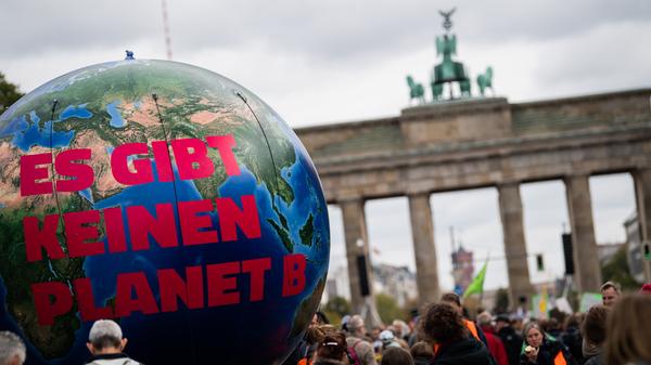 Das Paket der schwarz-roten Koalition für mehr Klimaschutz soll ein Gesamtvolumen von mehr als 50 Milliarden Euro haben. Zur Finanzierung soll es weder neue Schulden noch eine Klimaanleihe geben.
