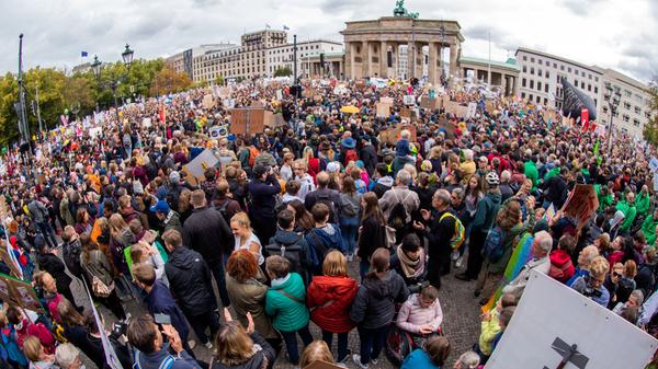 Zuvor hatte die Große Koalition über Monate hinweg über die Einzelmaßnahmen des Klimapakets verhandelt. Hier finden sie alle beschlossenen Punkte.