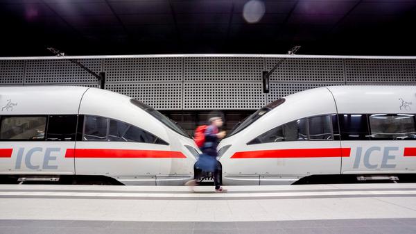 Die Mehrwertsteuer auf Bahntickets im Fernverkehr soll gesenkt werden.