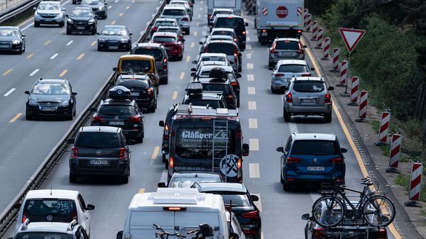Die Koalitionsspitzen haben sich auf eine Erhöhung der Pendlerpauschale um fünf Cent pro Kilometer von 2021 an geeinigt. Pro Entfernungskilometer sollen demnach künftig 35 statt 30 Cent von der Steuer abgesetzt werden können – allerdings erst ab dem 21. Kilometer. Die Maßnahme soll Fernpendler entlasten - auch als Gegengewicht zu den CO2-Kosten, die sich bald erhöhen werden.