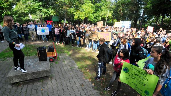 Mit rund 500 Teilnehmern fand am Freitagmittag die zweite "Fridays for Future"-Demo in Forchheim statt. Der Protestmarsch führte wieder vom Stadtpark bis auf den Paradeplatz - diesmal hatten sich aber mehr Eltern und Beschäftigte den Jugendlichen angeschlossen.