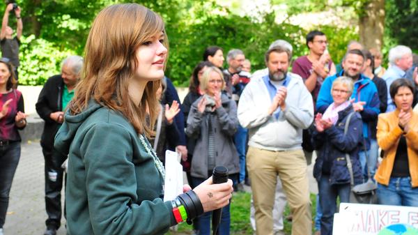 Mit rund 500 Teilnehmern fand am Freitagmittag die zweite "Fridays for Future"-Demo in Forchheim statt. Der Protestmarsch führte wieder vom Stadtpark bis auf den Paradeplatz - diesmal hatten sich aber mehr Eltern und Beschäftigte den Jugendlichen angeschlossen.