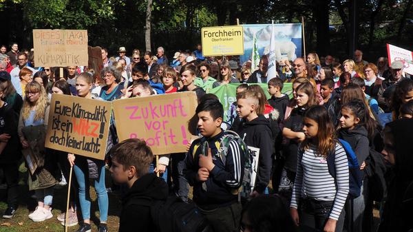 Mit rund 500 Teilnehmern fand am Freitagmittag die zweite "Fridays for Future"-Demo in Forchheim statt. Der Protestmarsch führte wieder vom Stadtpark bis auf den Paradeplatz - diesmal hatten sich aber mehr Eltern und Beschäftigte den Jugendlichen angeschlossen.