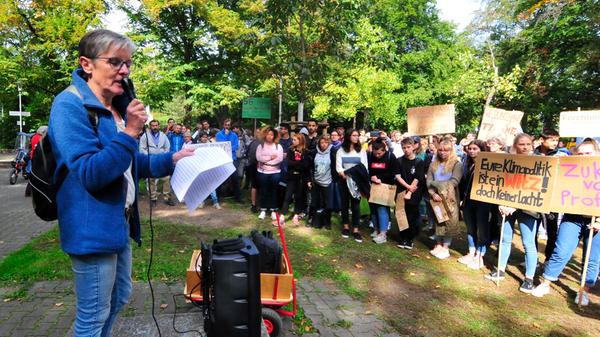 Mit rund 500 Teilnehmern fand am Freitagmittag die zweite "Fridays for Future"-Demo in Forchheim statt. Der Protestmarsch führte wieder vom Stadtpark bis auf den Paradeplatz - diesmal hatten sich aber mehr Eltern und Beschäftigte den Jugendlichen angeschlossen.