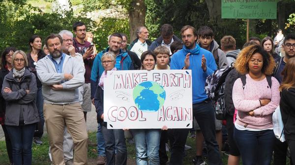 Mit rund 500 Teilnehmern fand am Freitagmittag die zweite "Fridays for Future"-Demo in Forchheim statt. Der Protestmarsch führte wieder vom Stadtpark bis auf den Paradeplatz - diesmal hatten sich aber mehr Eltern und Beschäftigte den Jugendlichen angeschlossen.