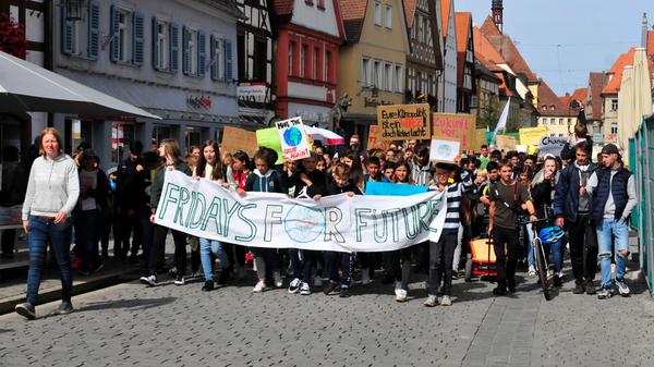 Mit rund 500 Teilnehmern fand am Freitagmittag die zweite "Fridays for Future"-Demo in Forchheim statt. Der Protestmarsch führte wieder vom Stadtpark bis auf den Paradeplatz - diesmal hatten sich aber mehr Eltern und Beschäftigte den Jugendlichen angeschlossen.