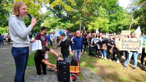 Mit rund 500 Teilnehmern fand am Freitagmittag die zweite "Fridays for Future"-Demo in Forchheim statt. Der Protestmarsch führte wieder vom Stadtpark bis auf den Paradeplatz - diesmal hatten sich aber mehr Eltern und Beschäftigte den Jugendlichen angeschlossen.
