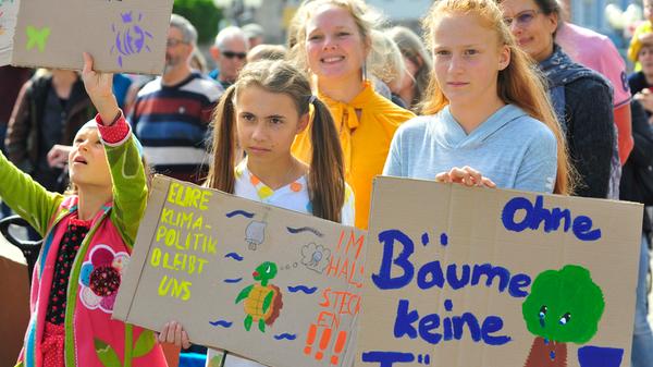 Mit rund 500 Teilnehmern fand am Freitagmittag die zweite "Fridays for Future"-Demo in Forchheim statt. Der Protestmarsch führte wieder vom Stadtpark bis auf den Paradeplatz - diesmal hatten sich aber mehr Eltern und Beschäftigte den Jugendlichen angeschlossen.
