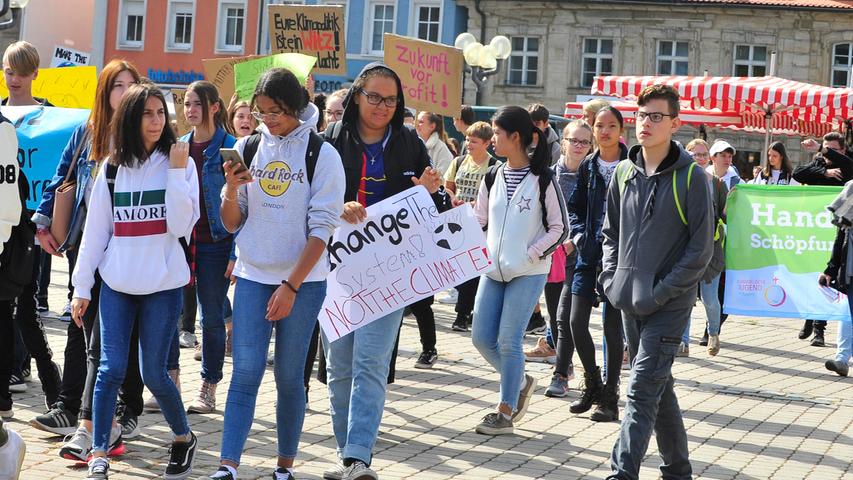 Mit rund 500 Teilnehmern fand am Freitagmittag die zweite "Fridays for Future"-Demo in Forchheim statt. Der Protestmarsch führte wieder vom Stadtpark bis auf den Paradeplatz - diesmal hatten sich aber mehr Eltern und Beschäftigte den Jugendlichen angeschlossen.