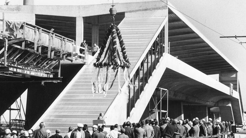 Feier am Bahnhof „Sigmundstraße“: Vor einem der breiten Treppenaufgänge des architektonisch gelungenen Bauwerks wird die Richtkrone in die Höhe gezogen.  Hier geht es zum Artikel vom 24. September 1969: Feier vor dem U-Bahnhof