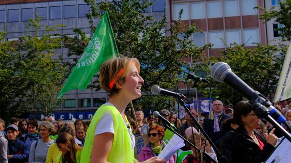 Etwa 8000 Teilnehmer waren bei der Fridays-for-Future-Demo in Nürnberg dabei. Autofahrer brauchten hier viel Geduld. Die Demonstranten zogen unter anderem über den Rathenauplatz und sorgten so zeitweise für Stau und stockenden Verkehr.