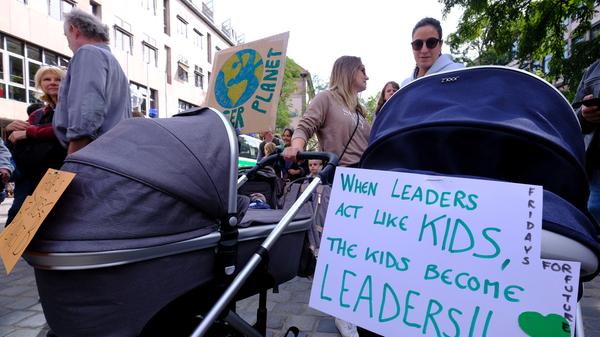 Etwa 8000 Teilnehmer waren bei der Fridays-for-Future-Demo in Nürnberg dabei. Autofahrer brauchten hier viel Geduld. Die Demonstranten zogen unter anderem über den Rathenauplatz und sorgten so zeitweise für Stau und stockenden Verkehr.